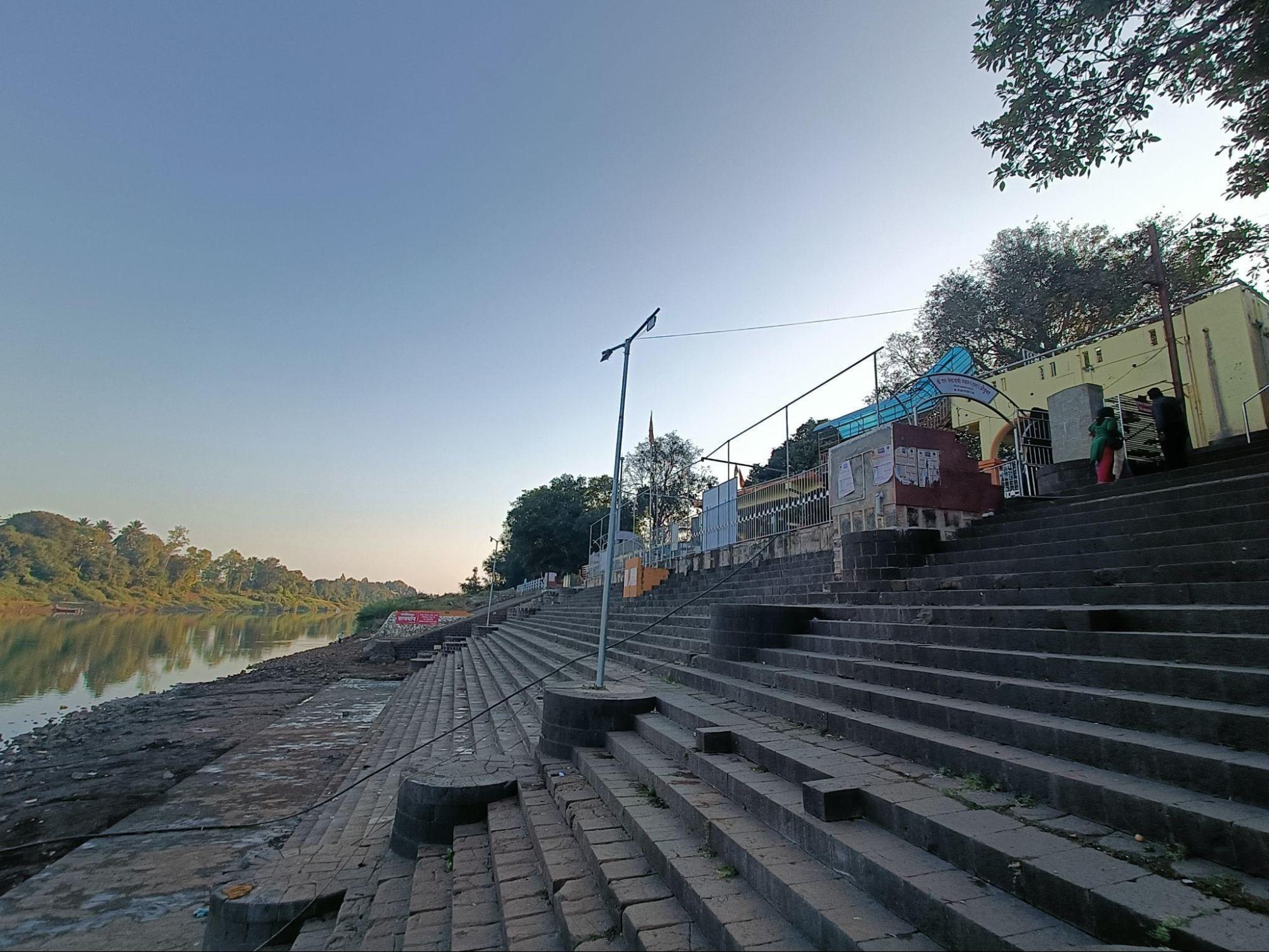 A huge ghat has been built in front of the Shri Dattatraya Audumbar Mandir. Devotees gather along the ghat to take a dip in the holy Krishna river, to cleanse themselves as they seek her blessings.(Source: CKA Archives)