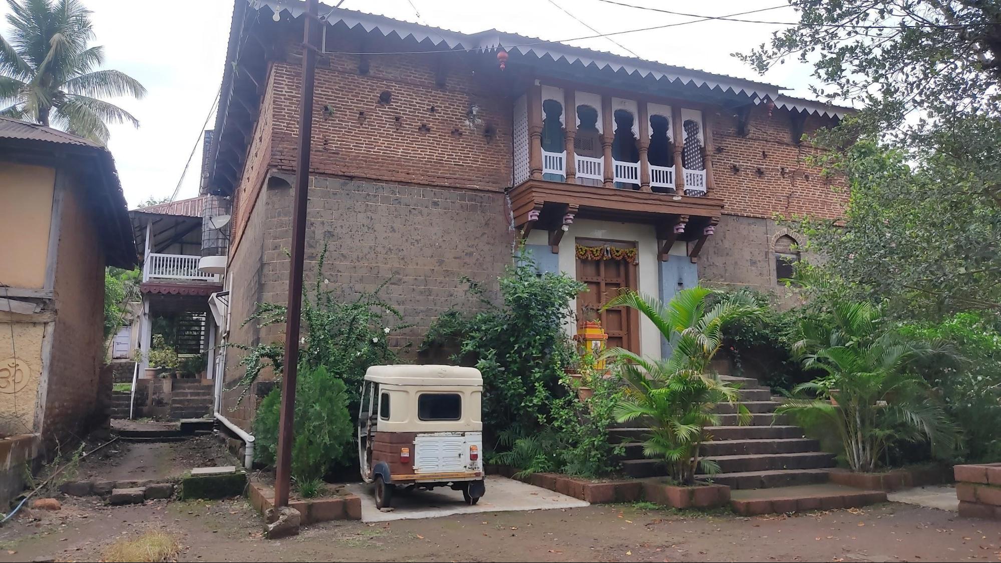 Front elevation of Bakulicha Wada. The main entrance is framed symmetrically with a central doorway and windows above, a layout typical of many traditional wadas.(Source: CKA Archives)