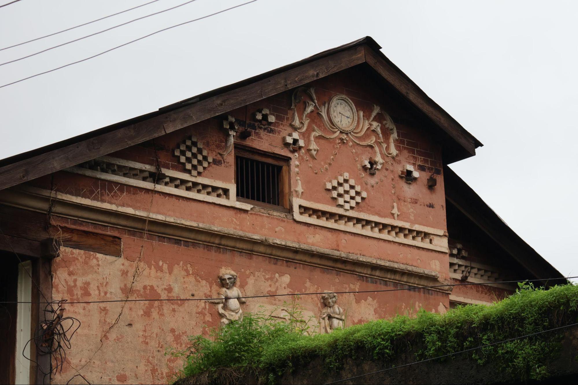 In the corners of the building, Inscriptions noting the name of the wada and its date of construction are carved into the surface—features typical of buildings constructed in the late 19th and early 20th centuries. A clock is also mounted on the upper corner of the façade, visible from the street below. (Source: CKA Archives)