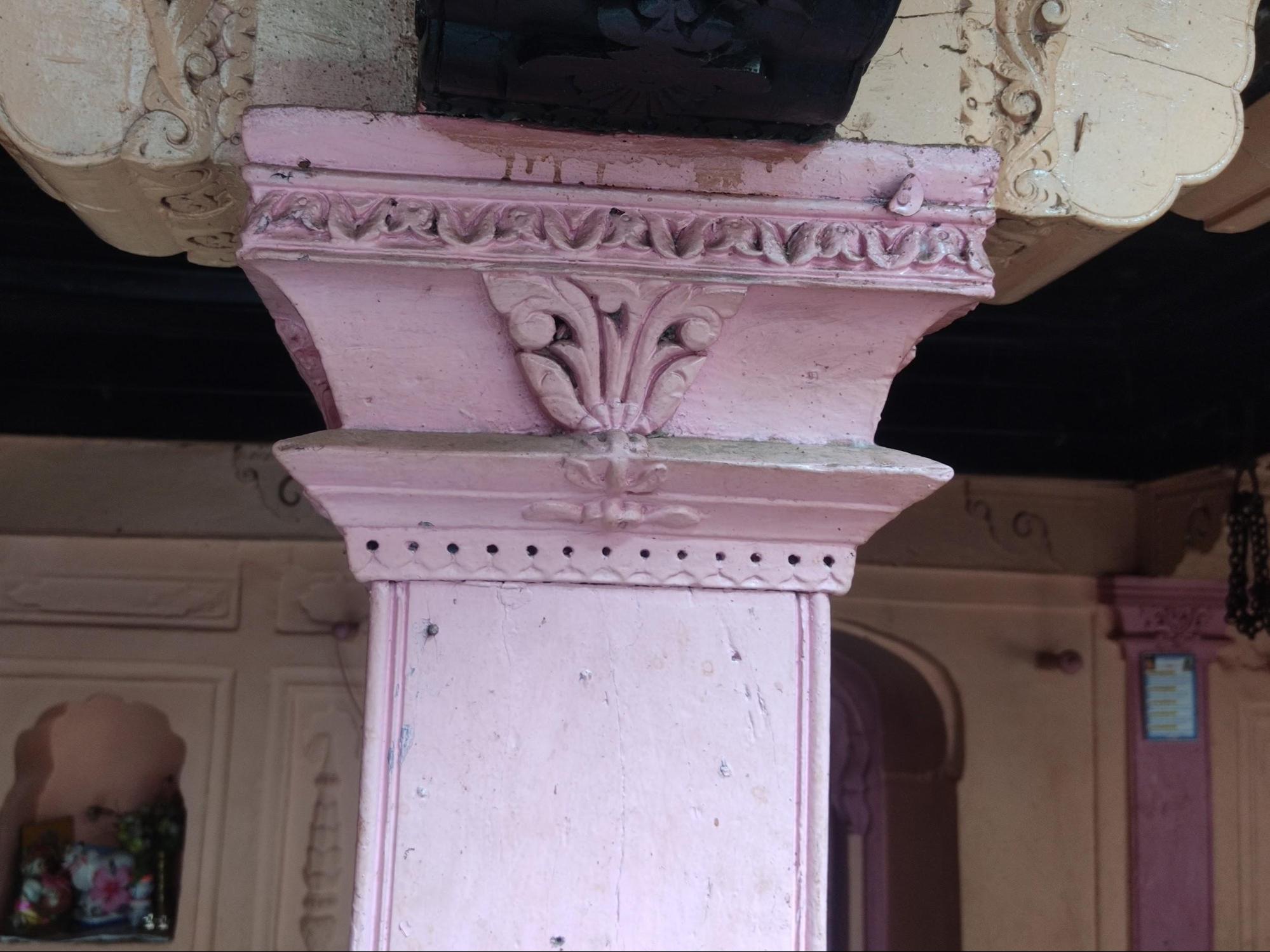 One of the wooden columns of the Wada. Notice the decorative carvings present on the top half of the pilaster. This style of embellishing was common during the olden eras and can also be seen in mandirs today. (Source: CKA Archives)