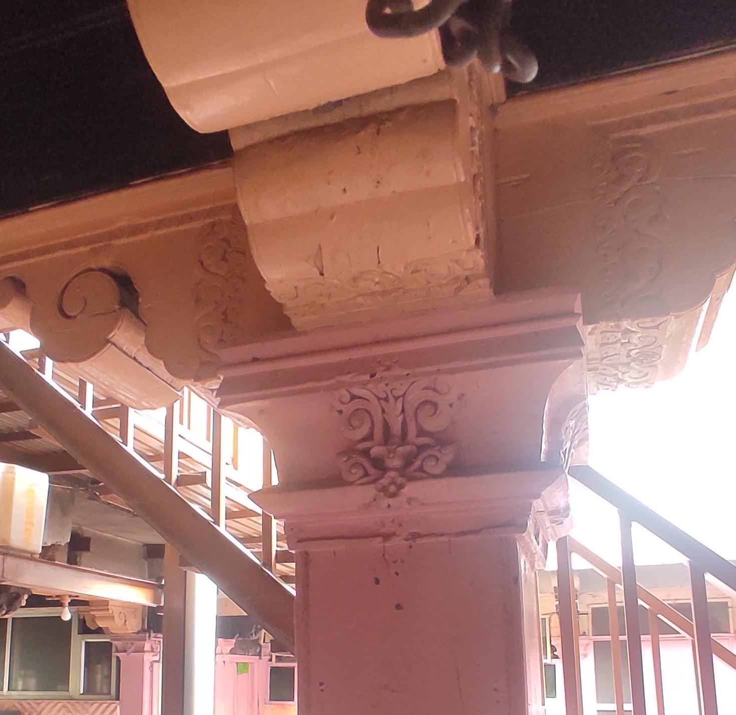 Timber column with carved detailing at the top. The carving reflects ornamentation styles typical of regional domestic architecture. (Source: CKA Archives)