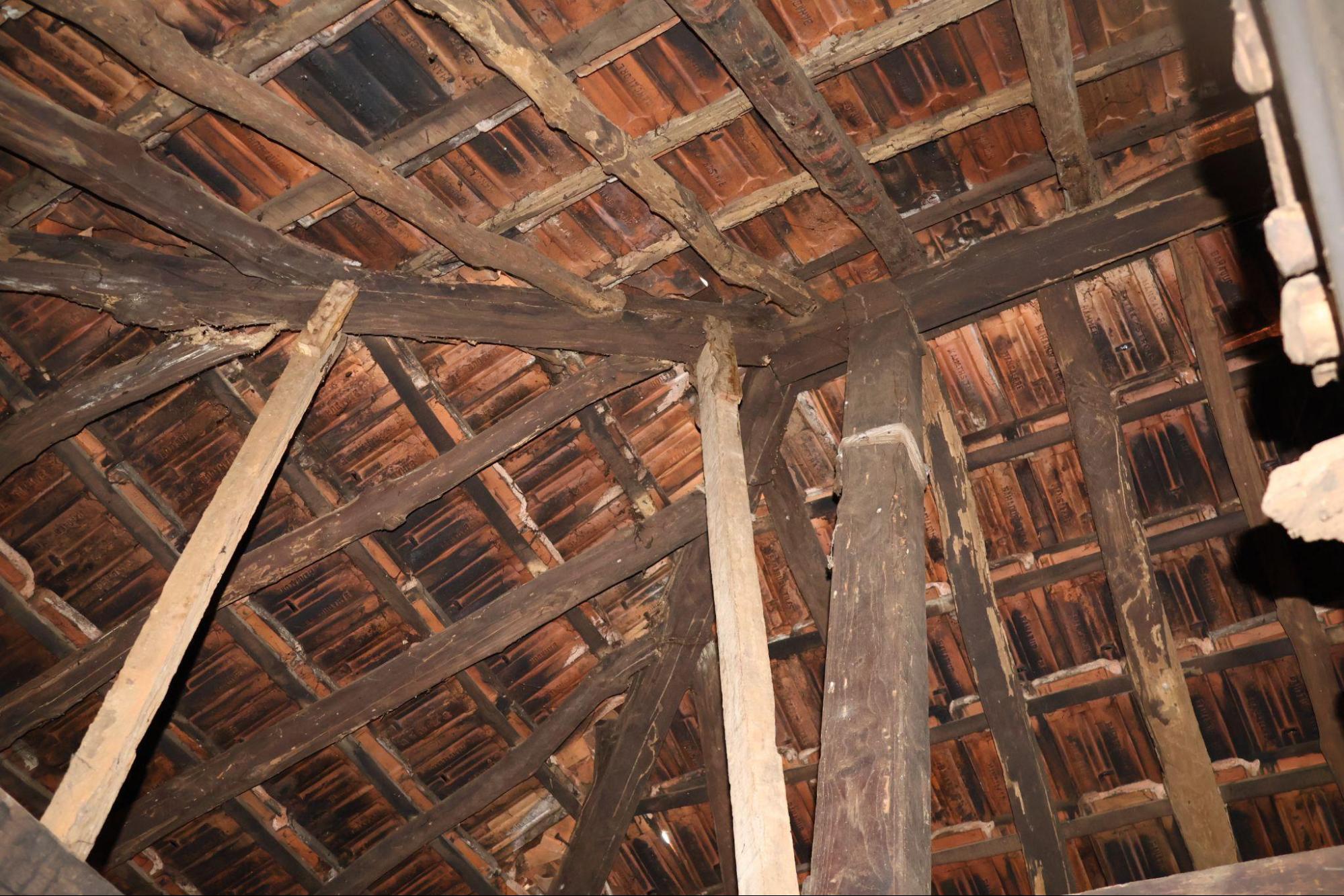 The roofing system is held up by a combination of bamboo and timber members, with no added ceiling, which is said to be a typical feature in traditional rural houses that allows heat to rise and escape naturally. (Source: CKA Archives)