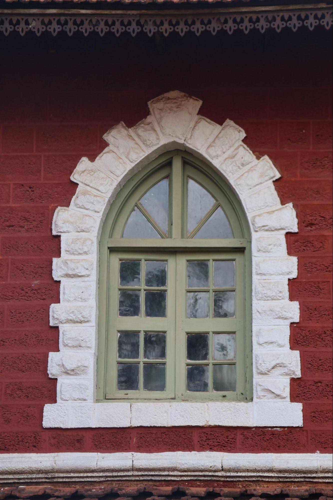 White brickwork frames this inset arched window, adding contrast to the red laterite wall. (Source: CKA Archives)