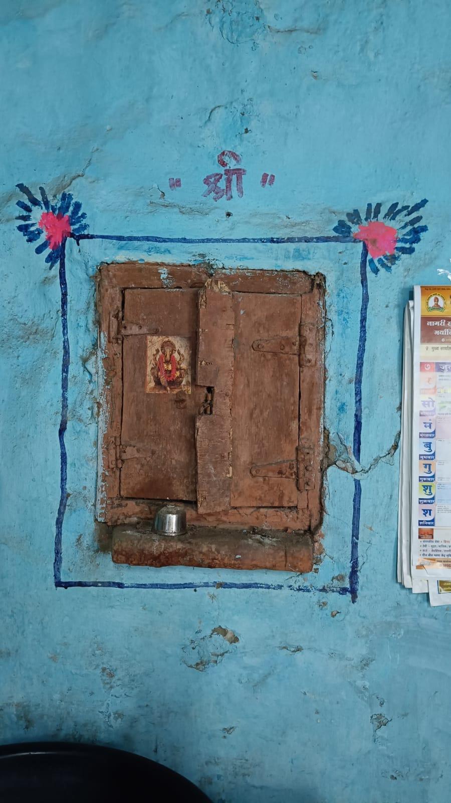 Storage spaces with wooden panels. Interestingly, a picture of Bhagwan Ganesh is on the panel. Valuable items could be stored inside. Notice the auspicious ‘Shree’ written above and the floral border. (Source: CKA Archives)
