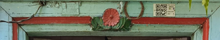 The chowkhat of the main entrance door, adorned with motifs of flowers and leaves. The Chowkhat is painted red, which is considered an auspicious colour. (Source: CKA Archives)