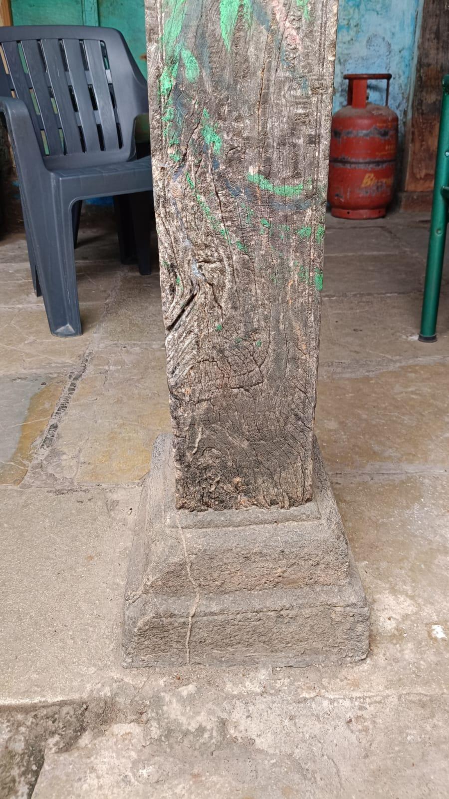Wooden column with a green painting on it. It is believed to be a common feature of Wadas, which has been brought over to modern constructions. (Source: CKA Archives)