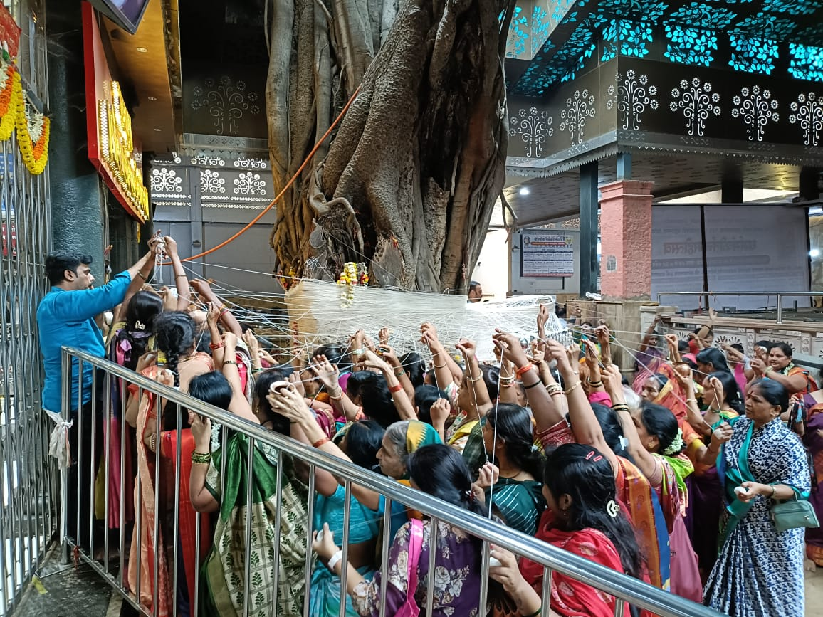 Women around the banyan tree at the Swami Samarth Maharaj Mandir in Akkalkot, Solapur, during the occasion of Vat Poornima.[20]