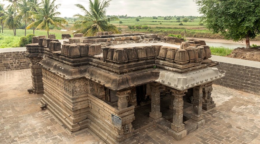 The Harihareshwar Mandir is a Chalukyan-era structure.