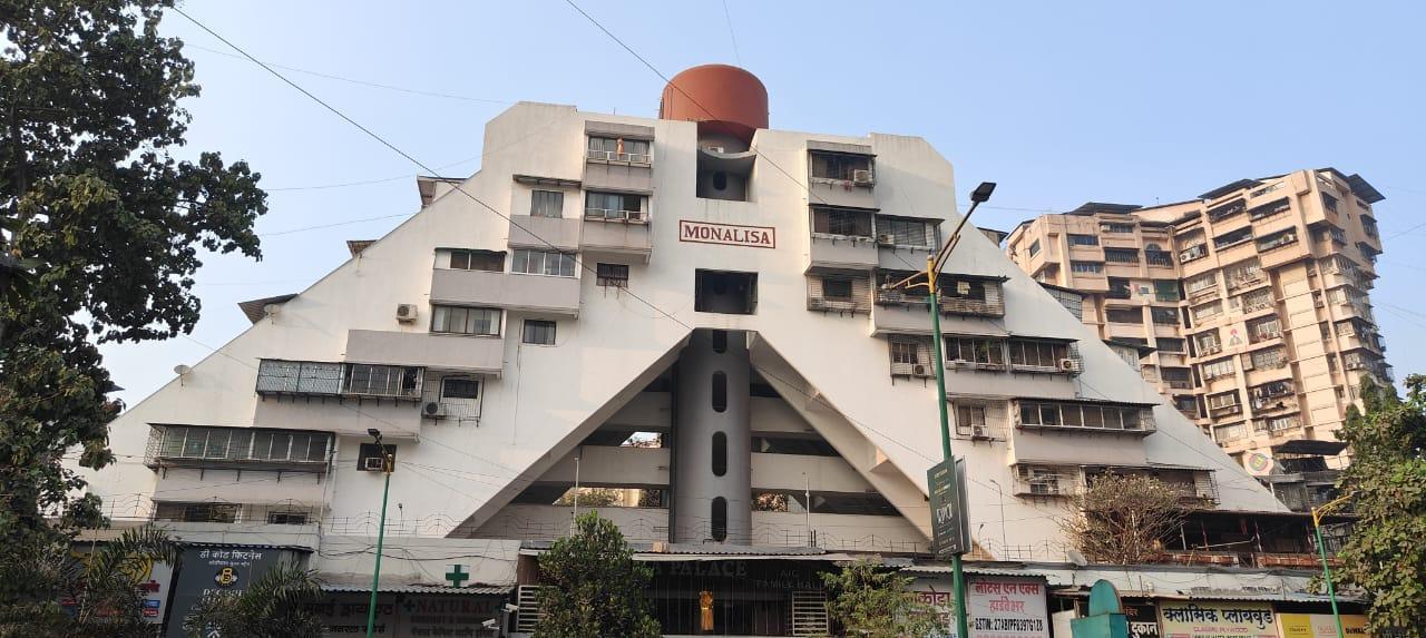 Front view of the Monalisa Building, showing the central lift core and red water tank above. (Source: CKA Archives)