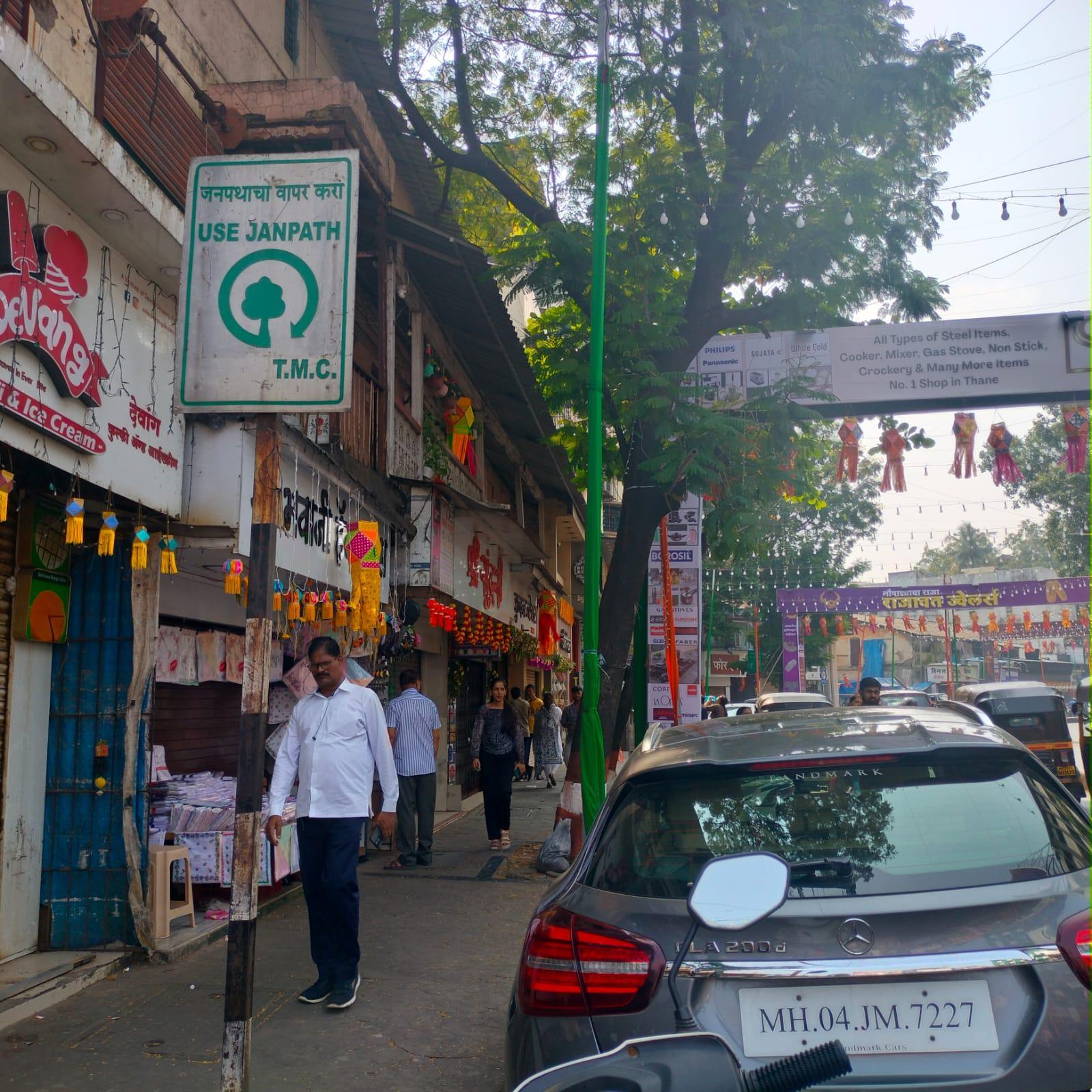 The street character of Naupada whereshops open directly onto the footpath, with a continuous residential floor above, a common mixed-use typology in B-Cabin area of Naupada. (Source: CKA Archives)