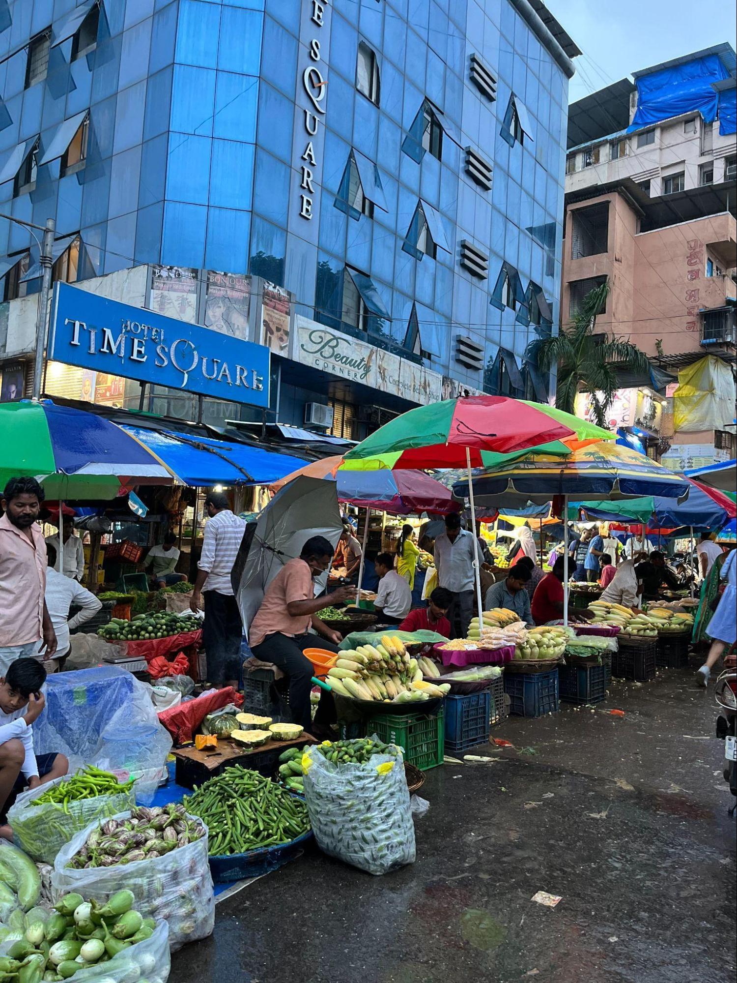 Early morning bustle at Jambhali Naka Market, Thane. (Source:CKA Archives)
