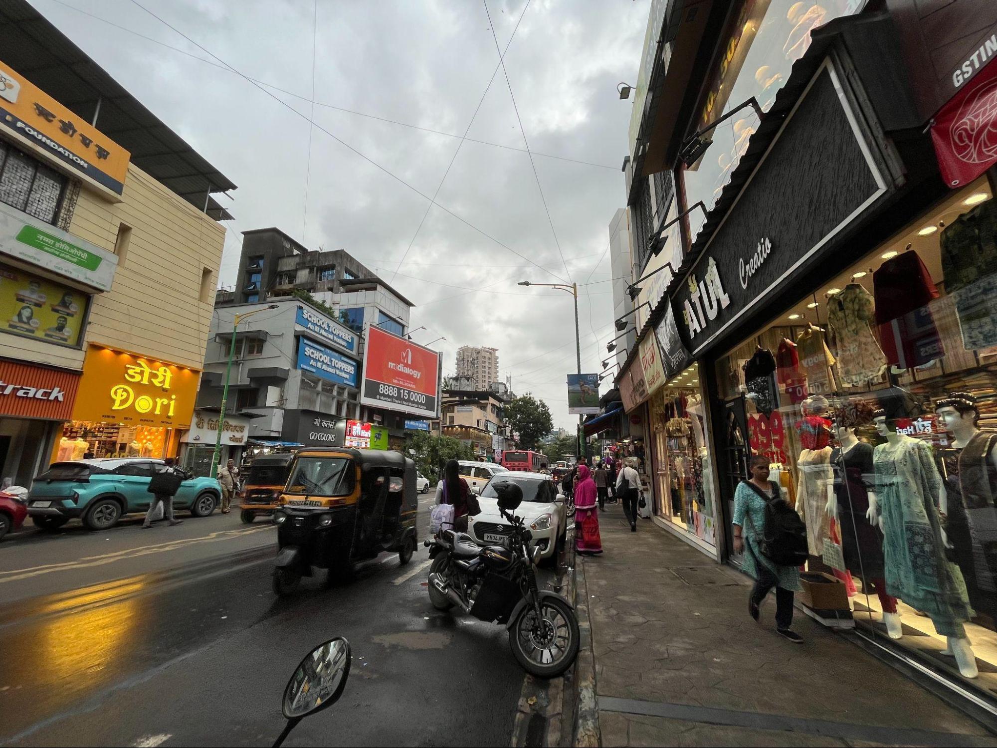 Street view of shops along Gokhale Road, Thane.(Source: CKA Archives)