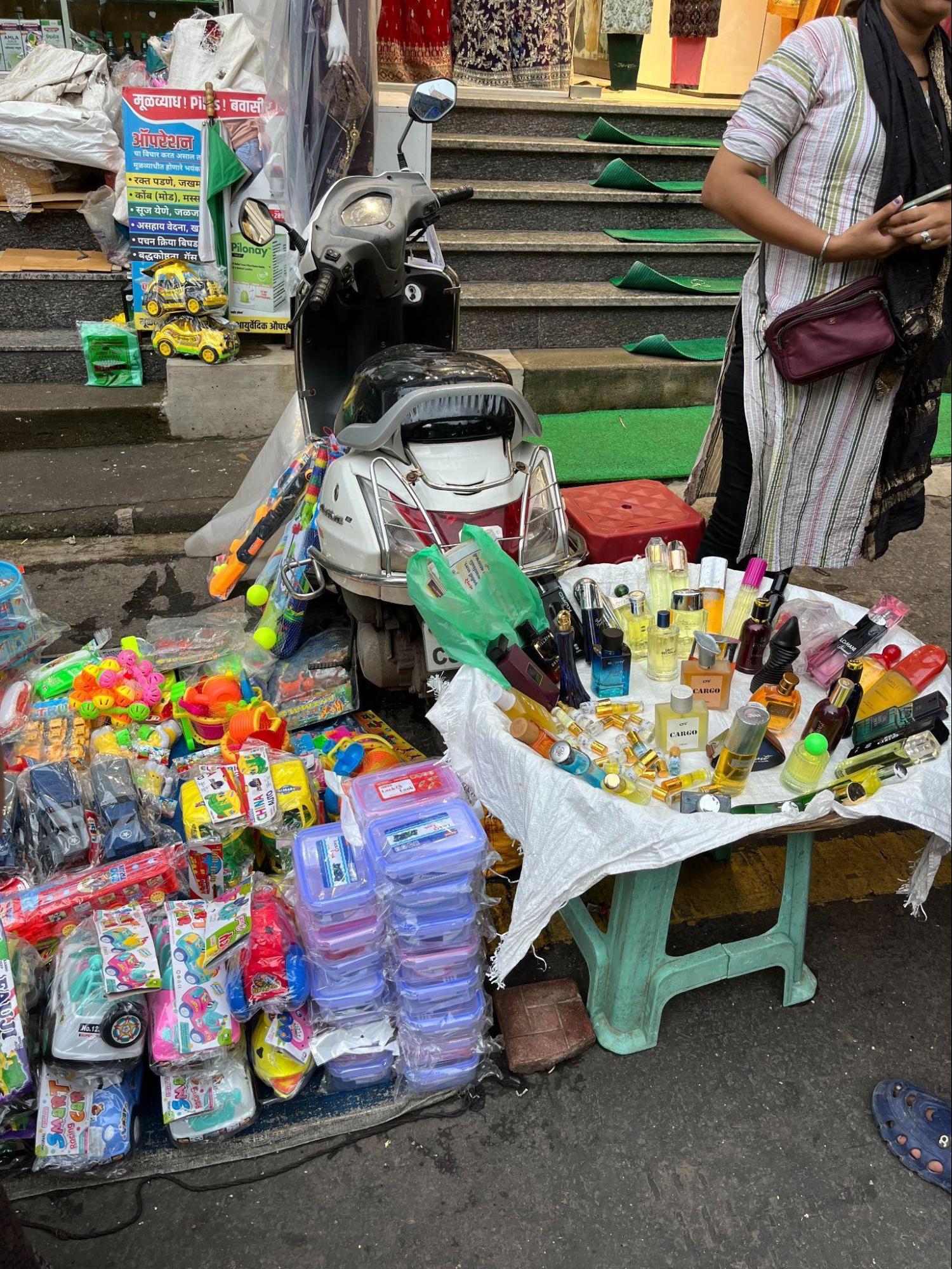 Toy shop at Gaondevi Market, Thane. (Source: CKA Archives)
