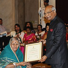 President Ram Nath Kovind presenting the Nari Shakti Puraskar to Sapkal in 2017.[2]
