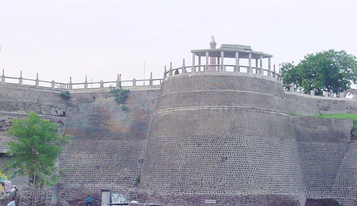 Front view of Asadgarh Fort in Akola.Constructed during the late Mughal period under Asad Khan, the fort reflects the strategic importance of Akola and surrounding regions, including Washim, during the 17th and early 18th centuries.