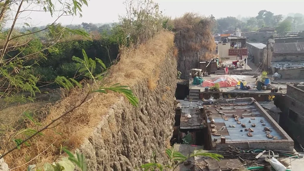 Remaining structures of Raveri Fort in Ralegaon taluka, Yavatmal, show crumbling bastions and encroaching dwellings.[2]