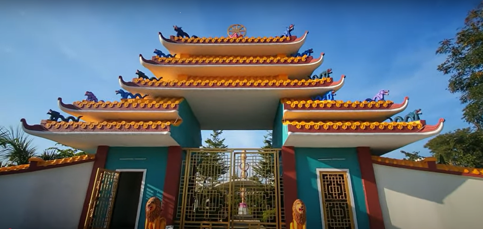 Main entrance of the Zhan Bhoomi Meditation Center in Chaparda, Yavatmal[8]