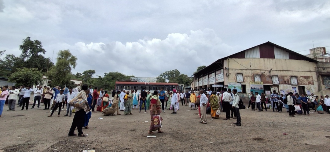 Passengers awaiting the arrival of the bus at Pune Bus Stand, Ahilyanagar district. (Source: CKA Archives)