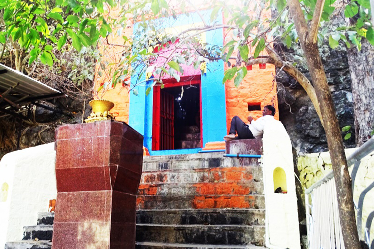 Mukundraj’s contributions have been foundational to the region’s spiritual and philosophical traditions.HisSamadhi is located approximately 3.2 km from Ambejogai, in the Balaghat hills of Beed district. It marks hisfinal resting place.The site, nestled in the valley named after him, continues to attractyatrisand scholars alike.