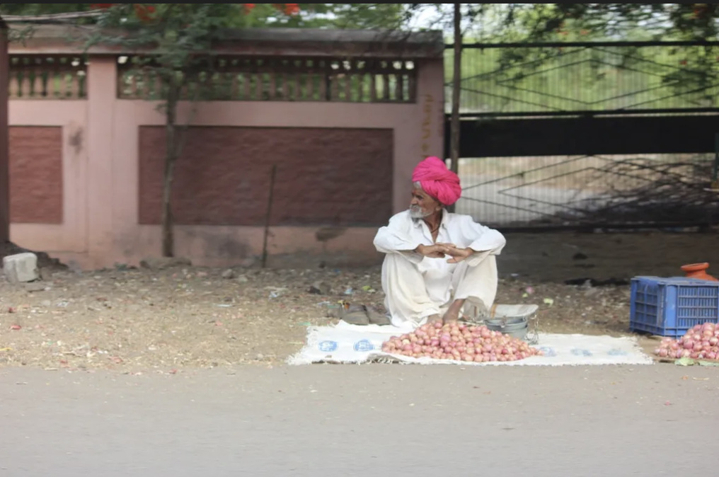 A vendor sells onions on the streets of Dharashiv (Source: CKA Archives)