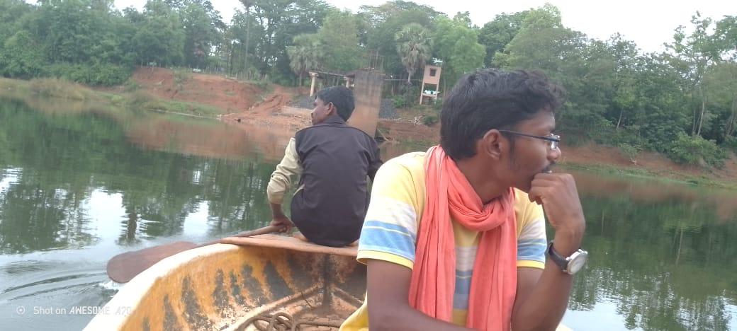 A boatman ferrying a customer across the Parlakota River.(Source: CKA Archives)
