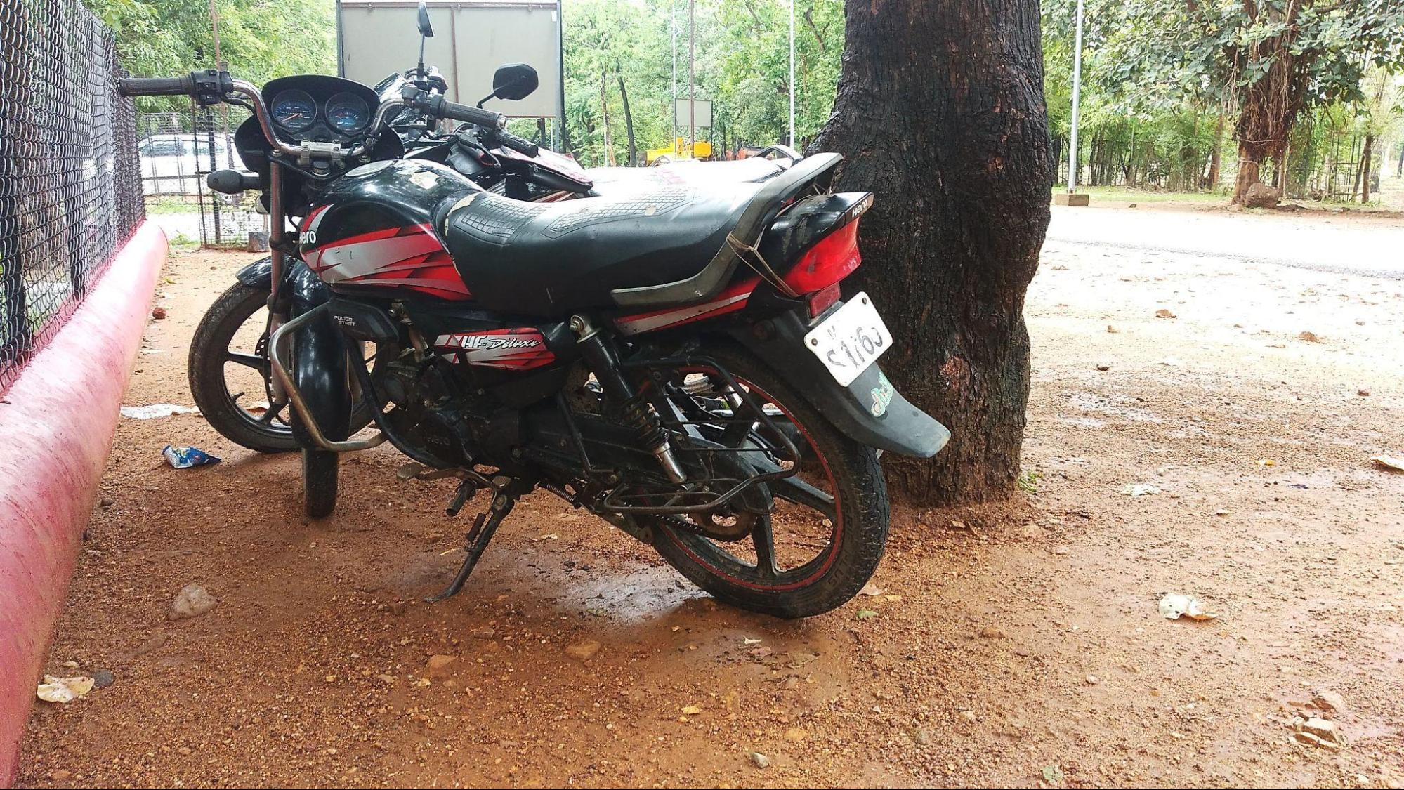 The HF Deluxe, a commonly seen two-wheeler in Gadchiroli.(Source: CKA Archives)