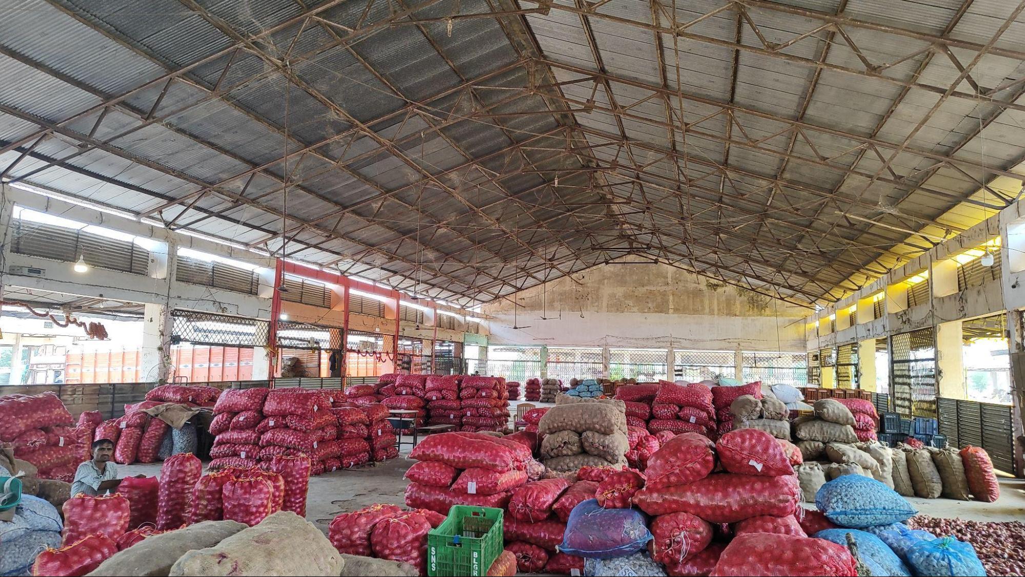 The New APMC in Gondia is bustling with activity. (Source: CKA Archives)