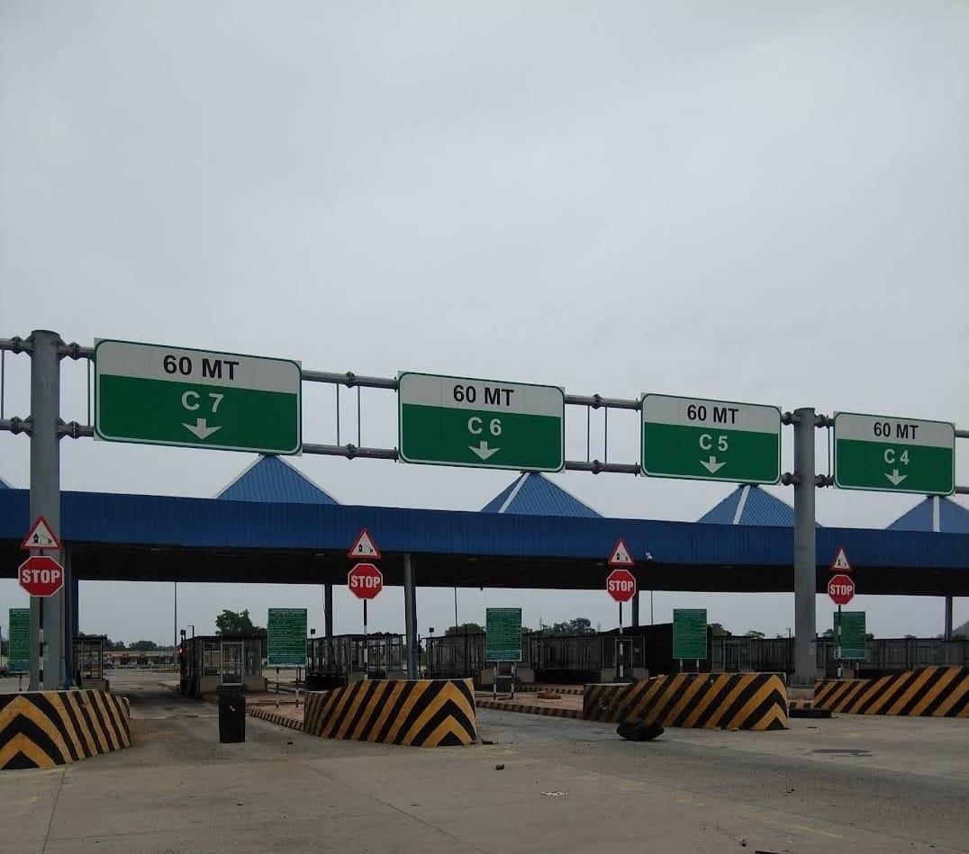 A toll plaza on a highway which passes through Gondia district and supports the smooth flow of goods and passenger traffic. (Source: CKA Archives)