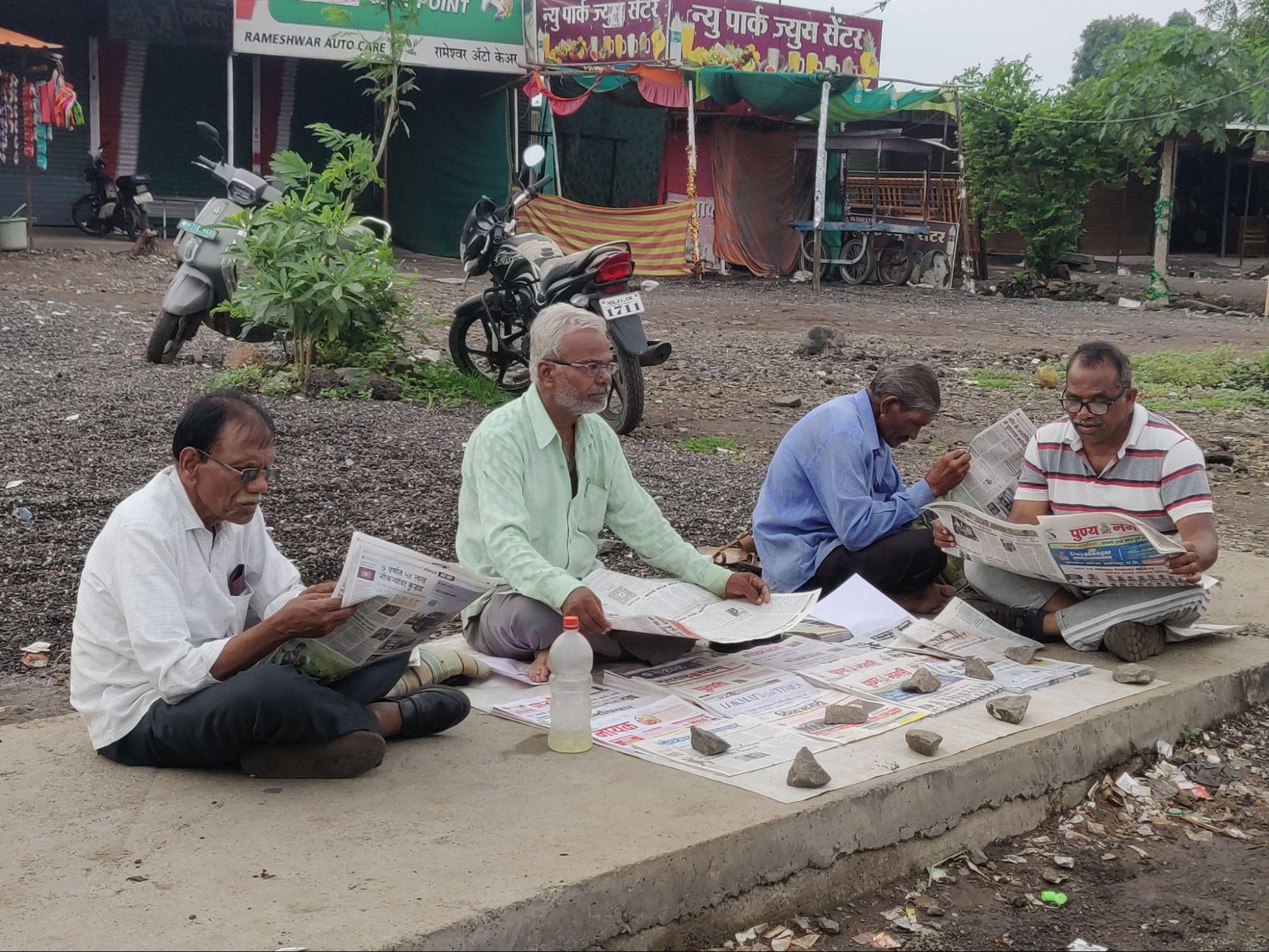 A roadside newspaper vendor in Jalna, with local residents stopping to buy and read the day’s news. (Source: CKA Archives)