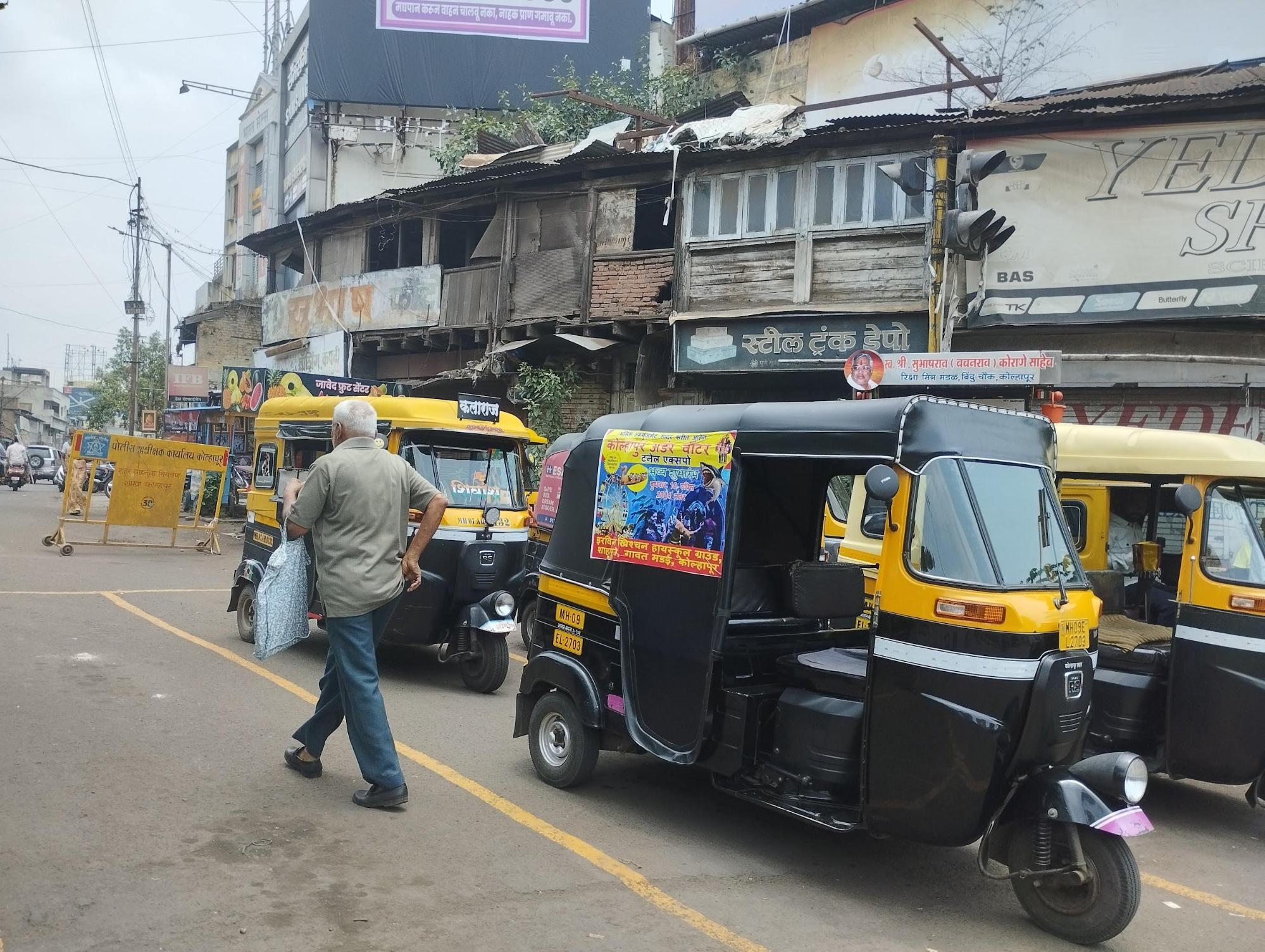 A three-wheeled auto rickshaw waiting for passengers at Bindu Chowk, Kolhapur district. (Source: CKA Archives)