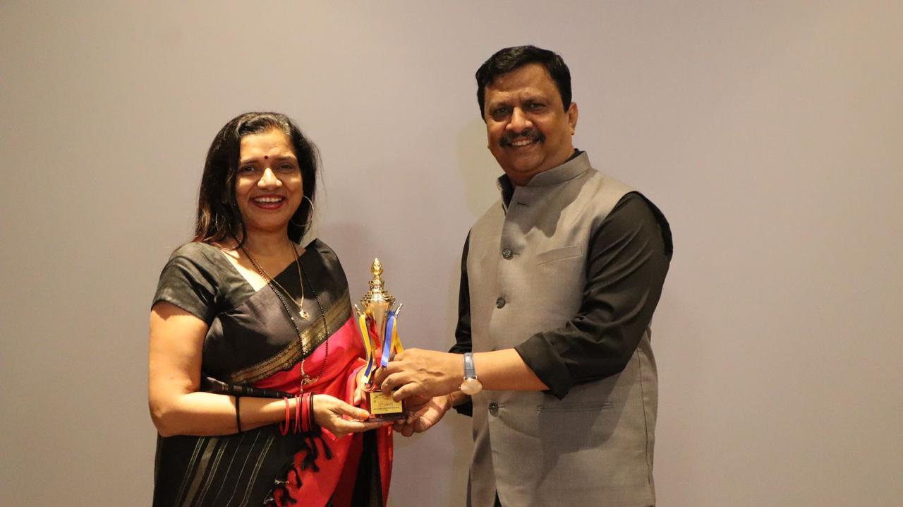Aarti received an award from the Superintendent of Gardens, Jitendra Pardesi, in 2019. (Source: CKA Archives)