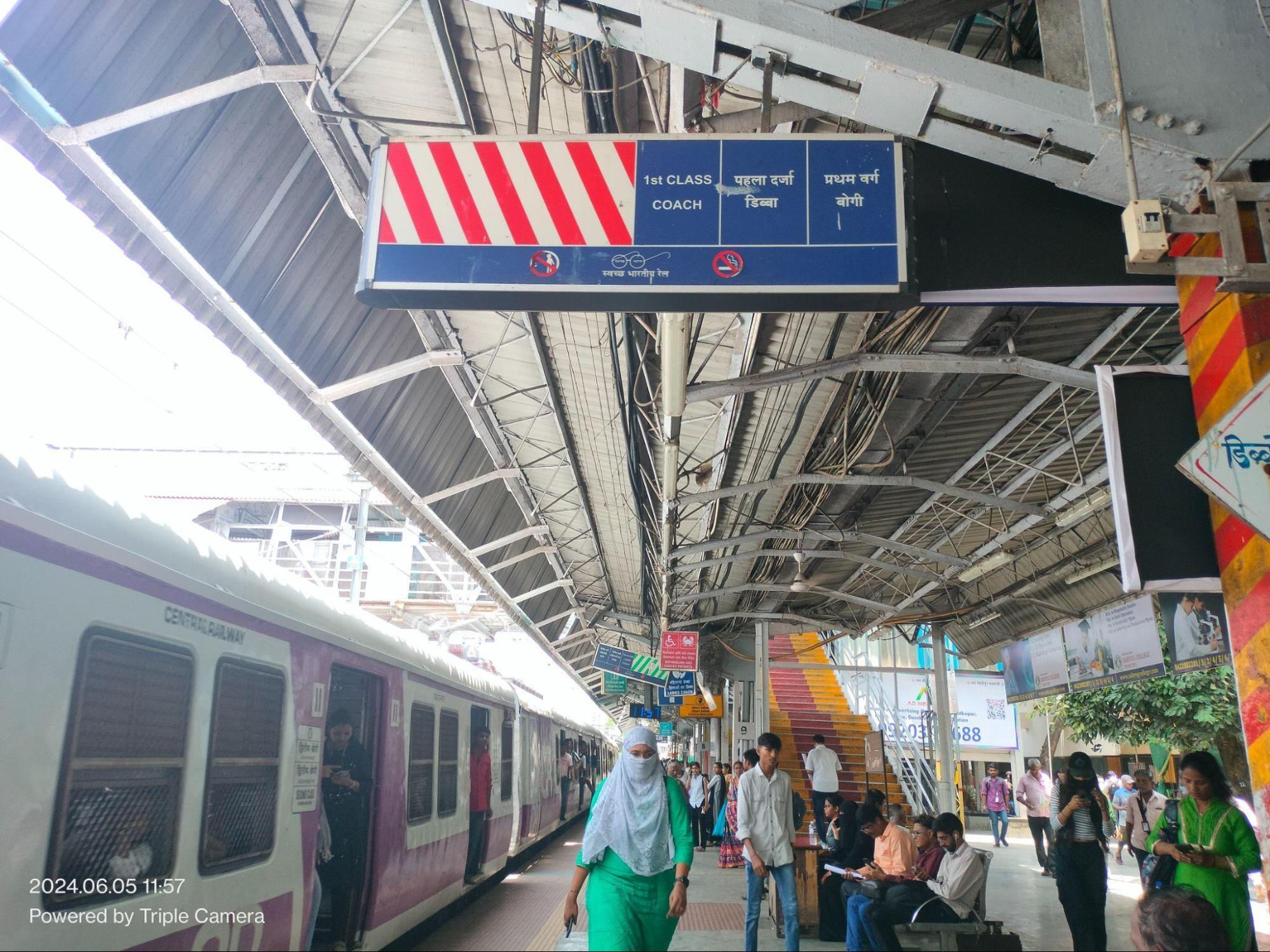 A first-class coach section for a local train at a Mulund railway platform. (Source: CKA Archives)
