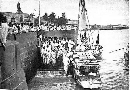 An archival photograph from 1956 where visitors to Elephanta Caves embark on steam-launchers.
