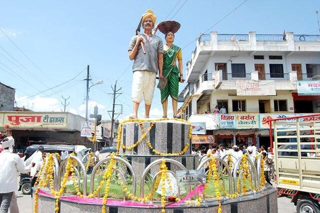 A replica of a farmer couple in Nanded City, Taroda Naka