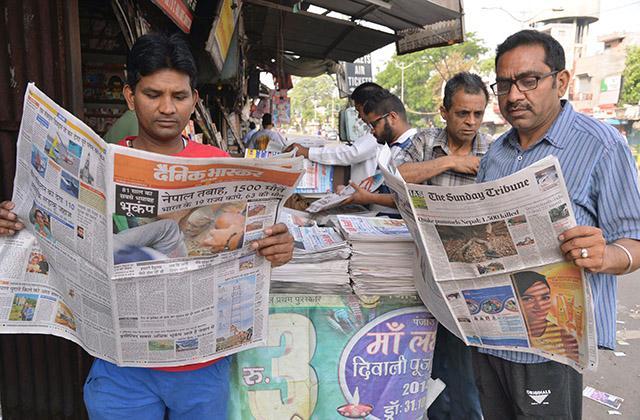 Residents reading regional and national newspapers at a street vendor’s stall in Nashik. (Source: CKA Archives)