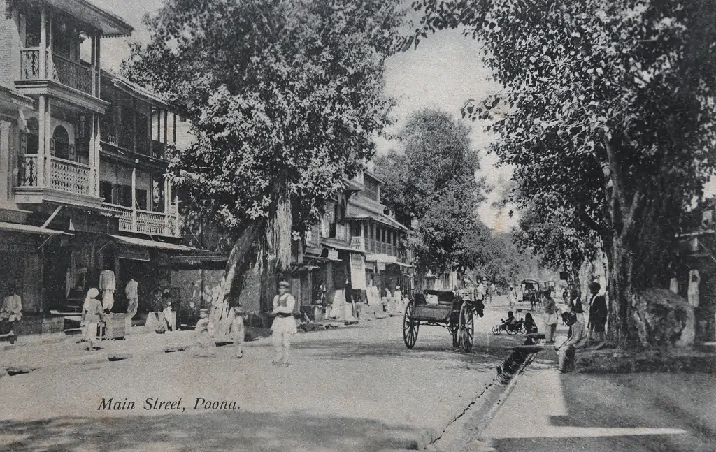 A 1910 postcard of British-era Pune depicts tongas in use, offering a glimpse of daily travel in the district’s older quarters.