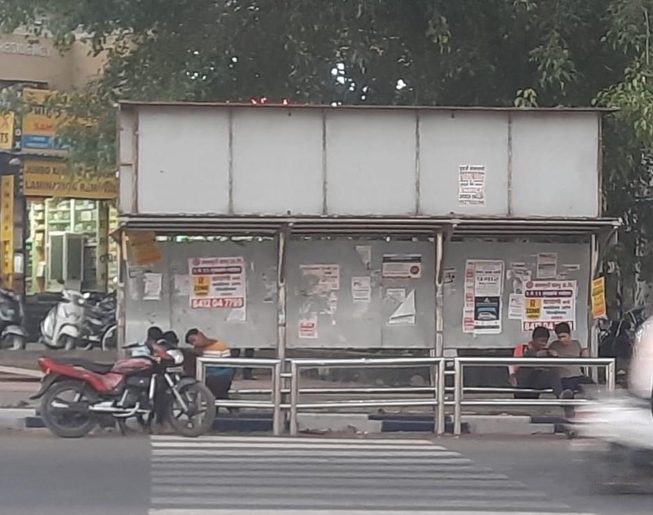 Bus stops in Pune often lack clear names and proper shelter, leaving passengers exposed to rain and sun while waiting. (Source: CKA Archives)