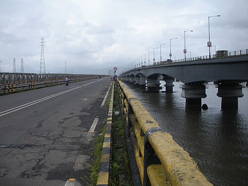 The old and new Vashi Creek Bridges (TCB-1 and TCB-2) connecting Mumbai with Navi Mumbai. The first bridge, opened in 1973, was a vital link planned under CIDCO’s Navi Mumbai development scheme (which consists of many parts of the Raigad and Thane districts). The second bridge (TCB-2) was built to handle increased traffic and ensure reliable connectivity across the creek.
