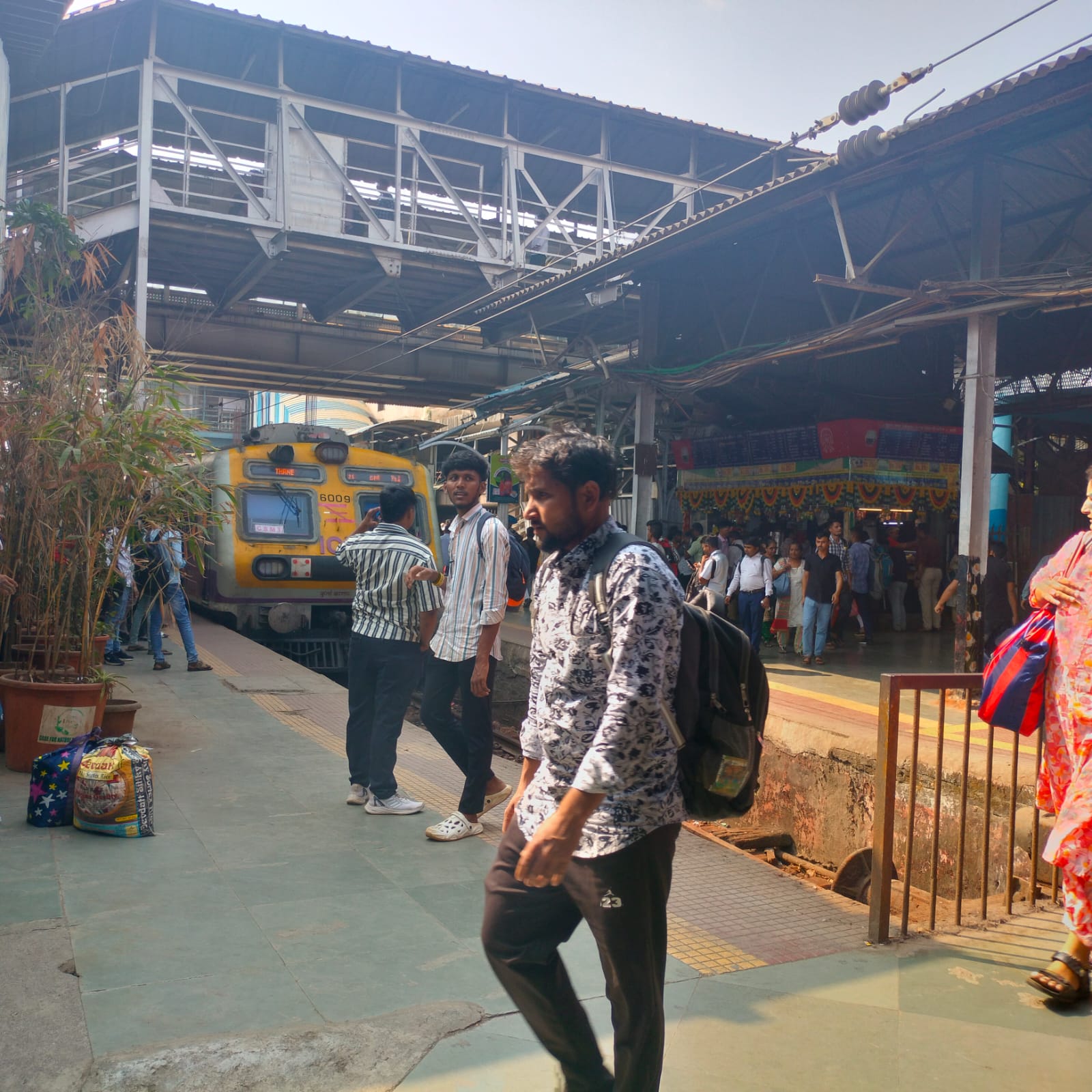 Thane Station during peak hours, a reflection of its vital role in theMumbai Suburban Railway network. Serving lakhs of daily commuters, the station is a key interchange on the Central and Trans-Harbour lines. (Source: CKA Archives)