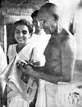 Dr. Sushila Nayar with Mahatma Gandhi